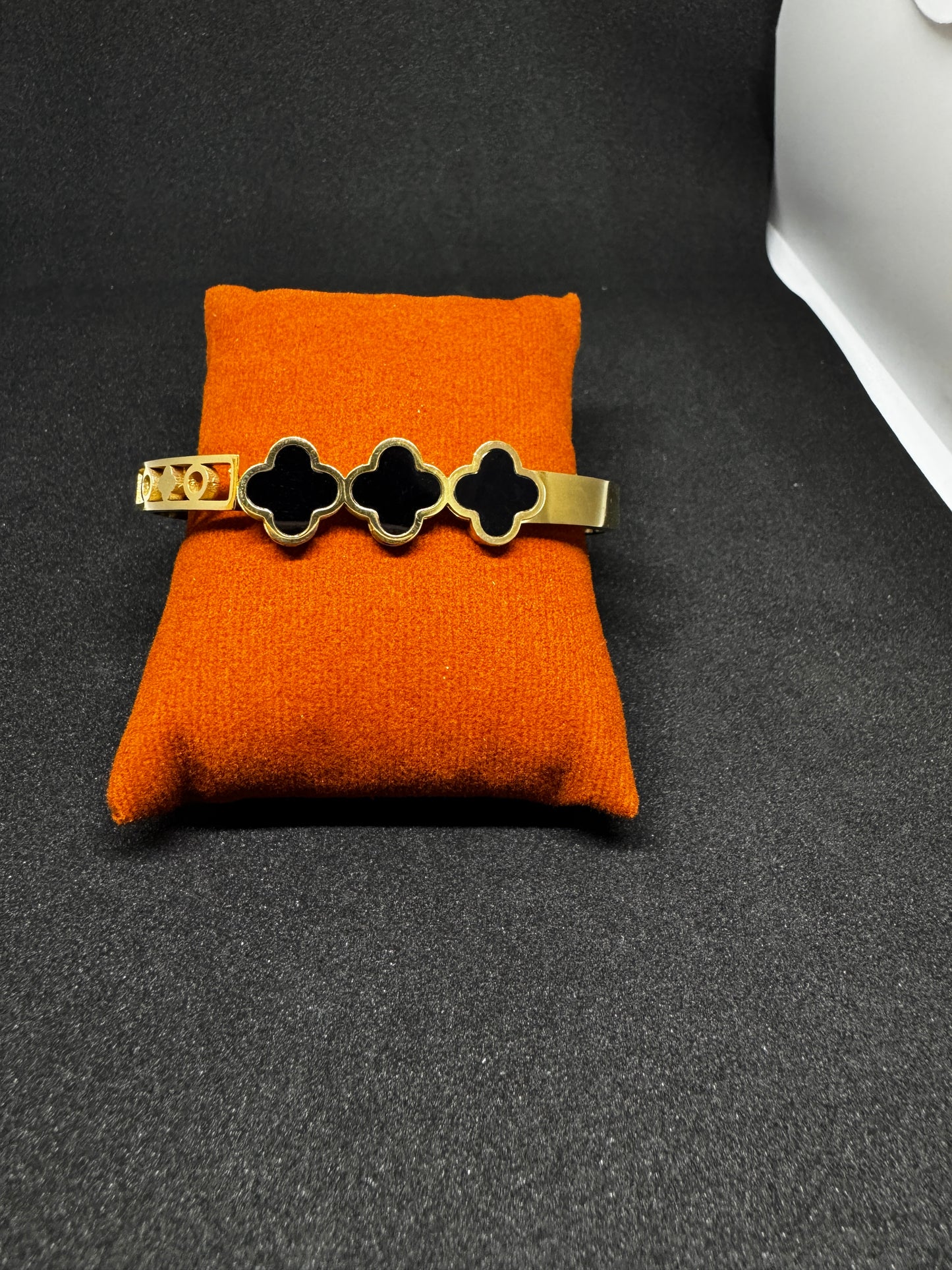 Midnight Clover bracelet