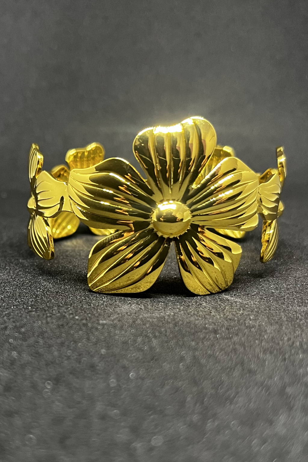 Petal Shine Gold Cuff